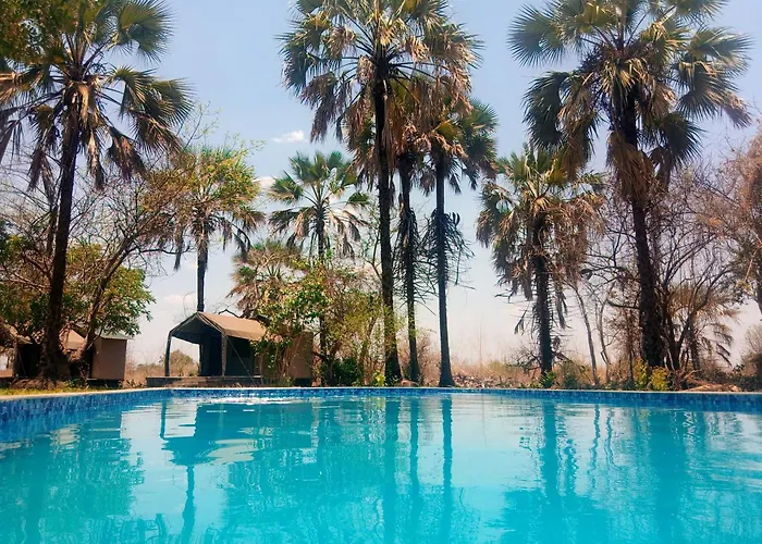 Royal South Luangwa Safaris Lodge